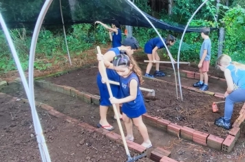 Crianças aprendem sobre cuidado e sustentabilidade na Horta do CAI