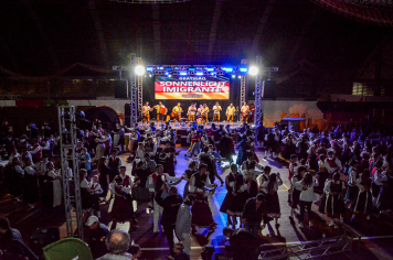 Sonnenlicht emociona Imigrante no 20º Biertanzfest