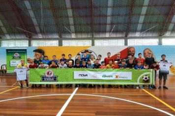 Escolinha de futebol reúne mais de 100 jovens em Imigrante