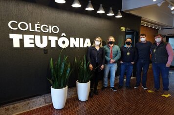 Educação e empresas realizam visita técnica ao Colégio Teutônia