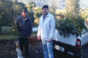 Equipe da Secretaria da Agricultura fez a entrega das mudas frutíferas nesta semana