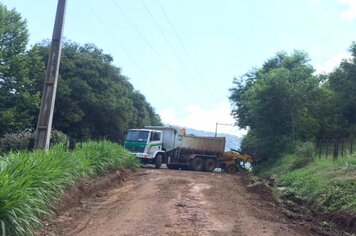 Obras realiza serviços de patroladas na Linha Imhoff