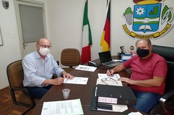 Stevens assina contrato de pavimentação da rua Getúlio Vargas
