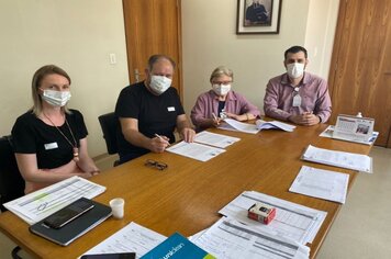 Imigrante assina contrato com o Hospital Estrela