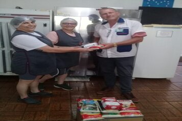 Associação Cultural entrega alimentos arrecadados no Dia Mundial do Rock