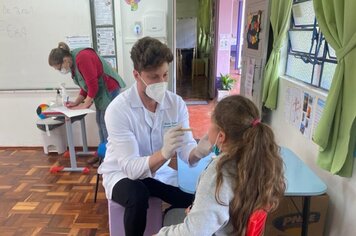 Dentista realiza avaliação bucal em alunos