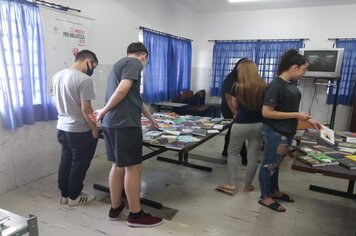 Hassmann doa livros para a EEEM 25 de Maio
