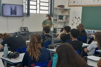 Professora Paula fala sobre Anne Frank na EMEF Arco Íris