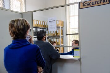 Contribuintes realizam retirada dos carnês do IPTU