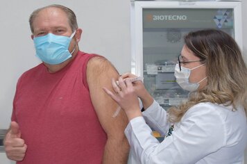 Prefeito Germano Stevens recebe primeira dose da vacina contra o Covid