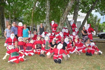 Voluntários confeccionam ornamentação Natalina em Imigrante