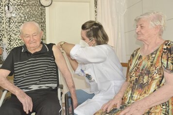 Imigrante inicia a vacinação contra o Covid em idosos com mais de 85 anos