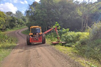 Secretaria de Obras realiza roçadas e colocação de britas em estradas no interior