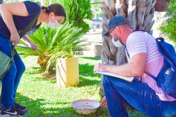 Agentes de Saúde e o Agente de Endemias estão em intensa vistoria para localizar os focos do mosquito Aedes Aegypti