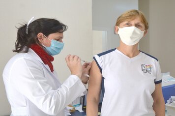 Professores recebem a primeira dose da vacina contra a Covid-19 em Imigrante