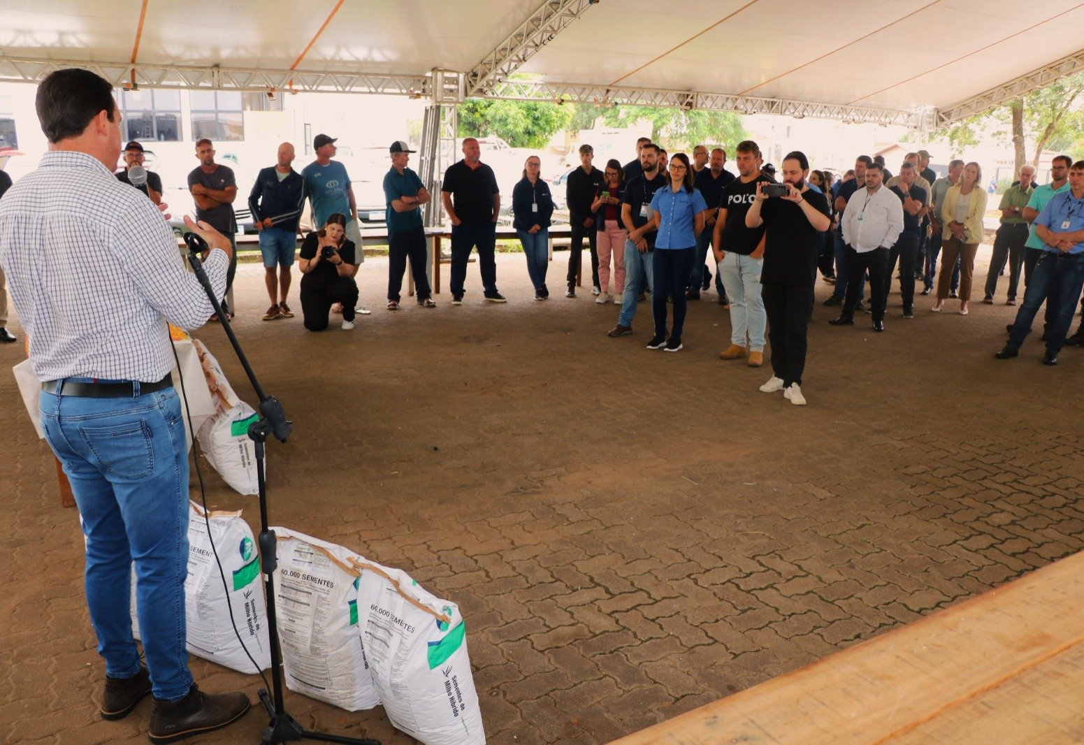 Imigrante integra ação estadual e realiza entrega de sementes de milho a 45 produtores atingidos por enchentes