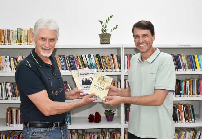 Escritor doa livros autorais para a biblioteca pública