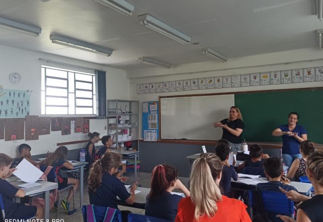 Professora de Libras da ASLA realiza visita para alunos