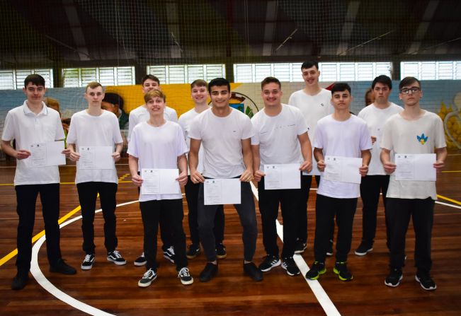 Jovens prestam Juramento à Bandeira