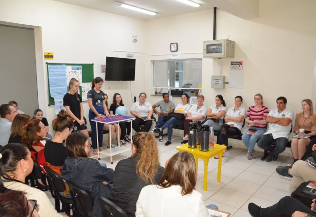 Reunião mensal da Saúde recebe apresentação de trabalhos dos alunos da Escola 25 de Maio