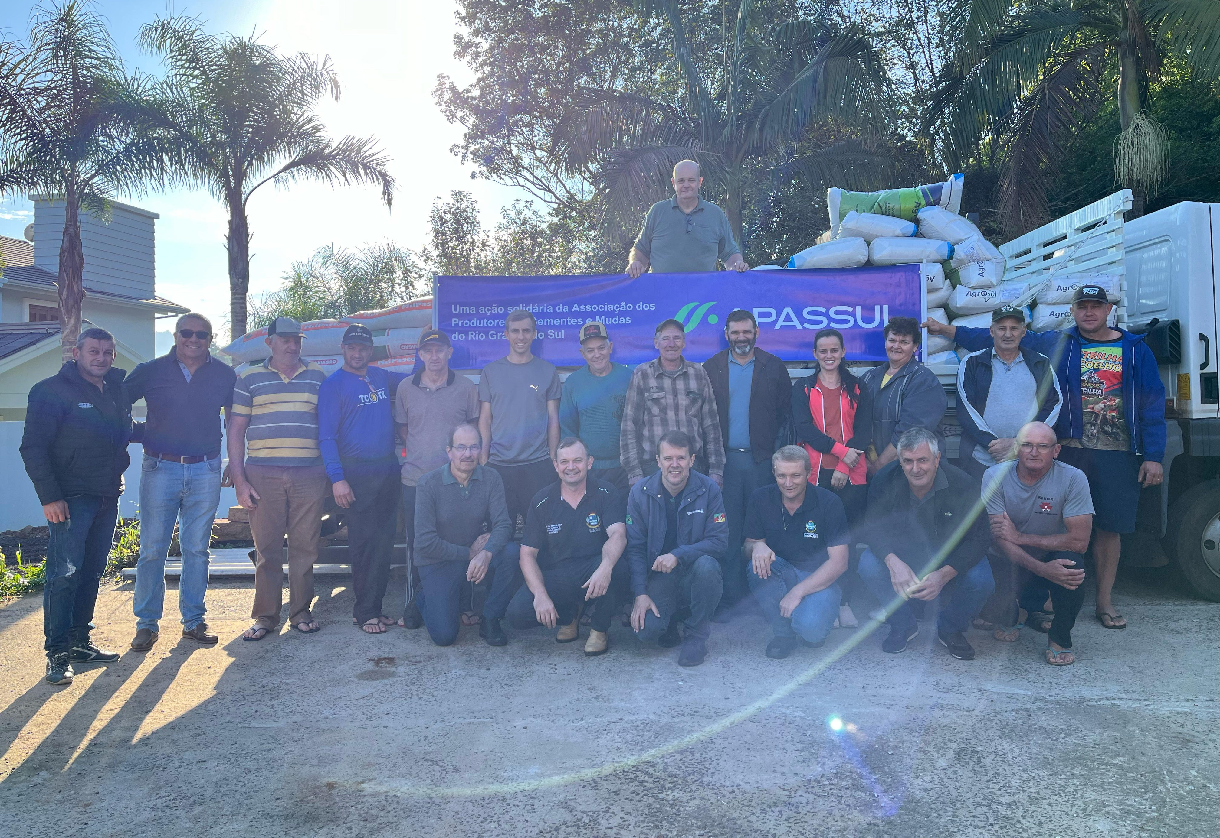 Imigrante recebe doação de sementes de pastagem de inverno para produtores afetados pelas enchentes