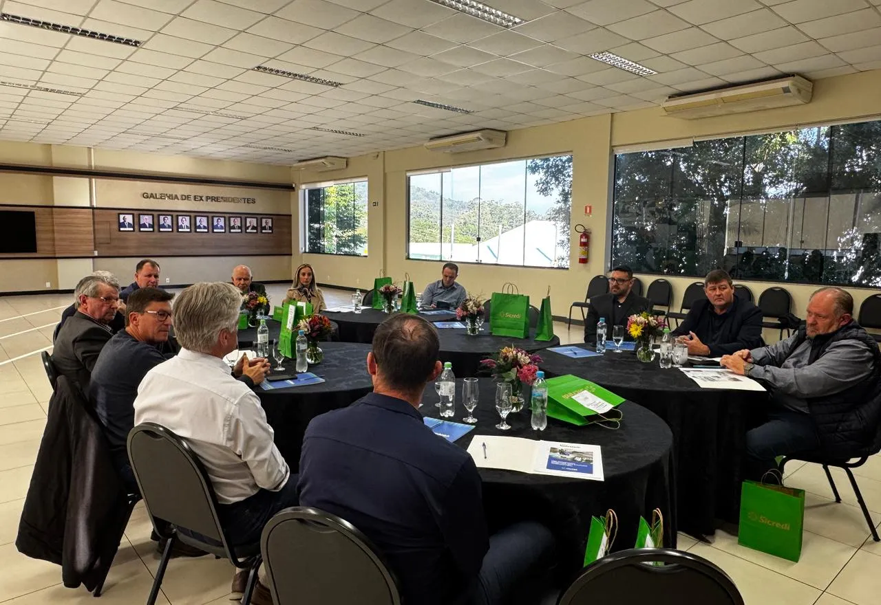 Prefeitos da AMSOL debatem desenvolvimento regional e reforçam união em pautas estratégicas 