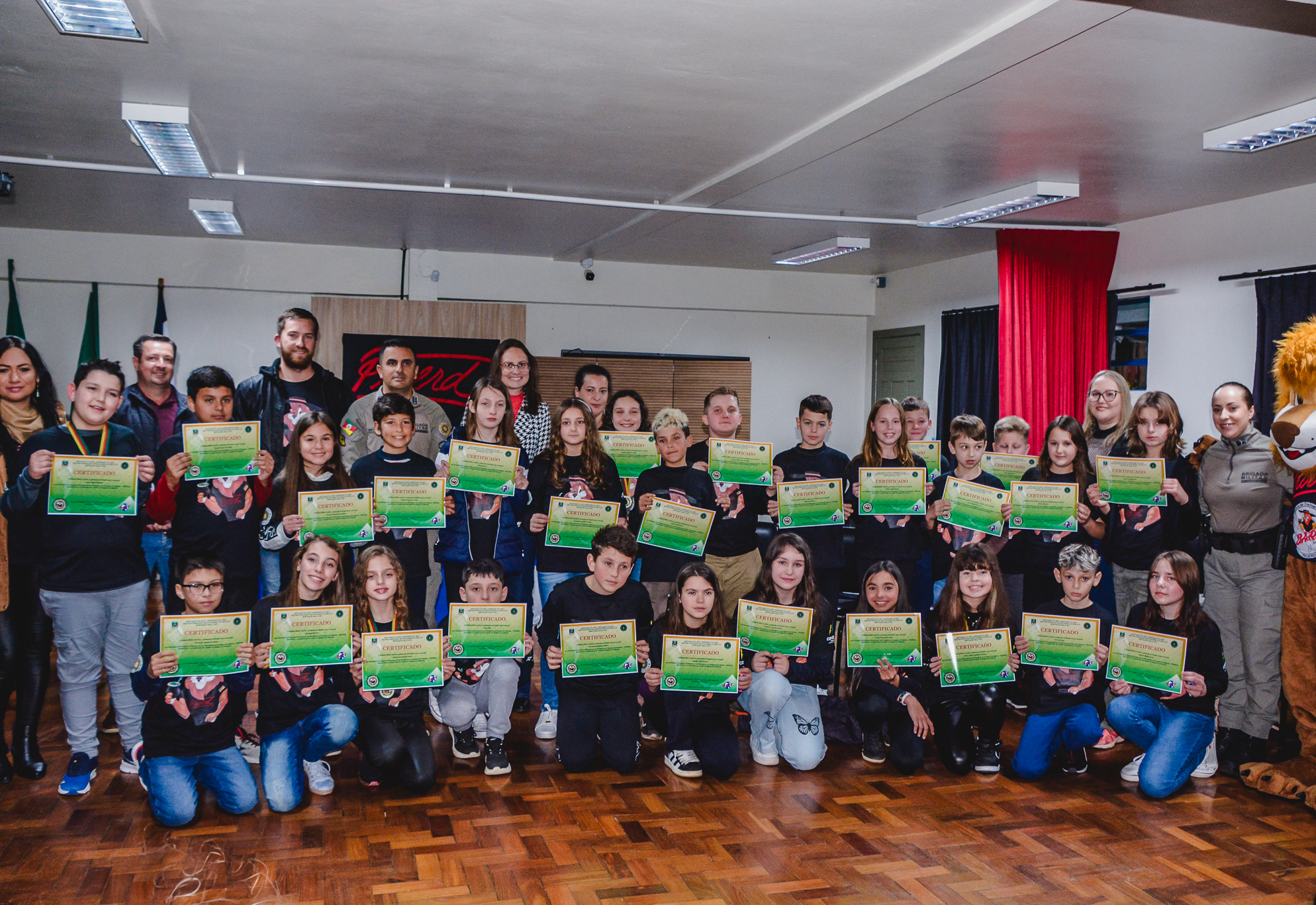 Alunos das EMEFs Santo Antônio e Arco-Íris celebram formatura do Proerd