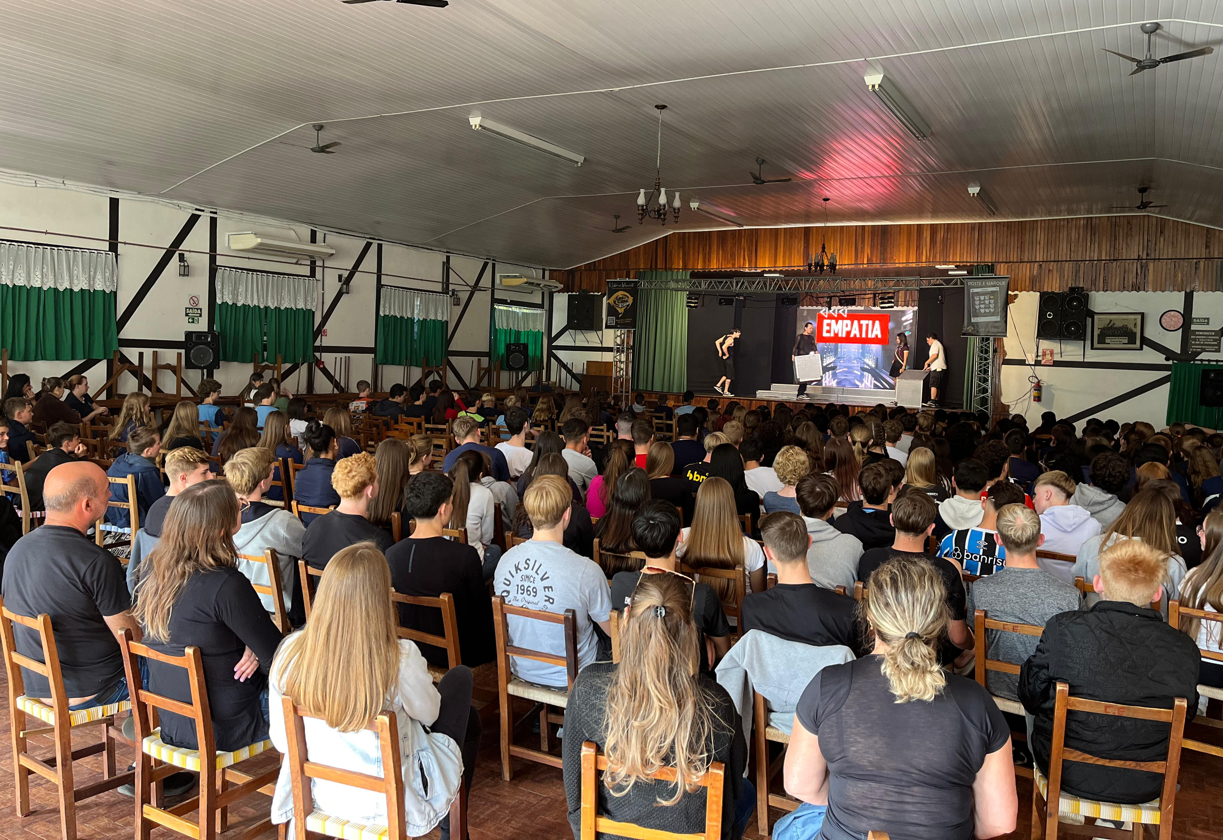 Teatro marca comemorações do aniversário de Imigrante para alunos das redes municipal e estadual 