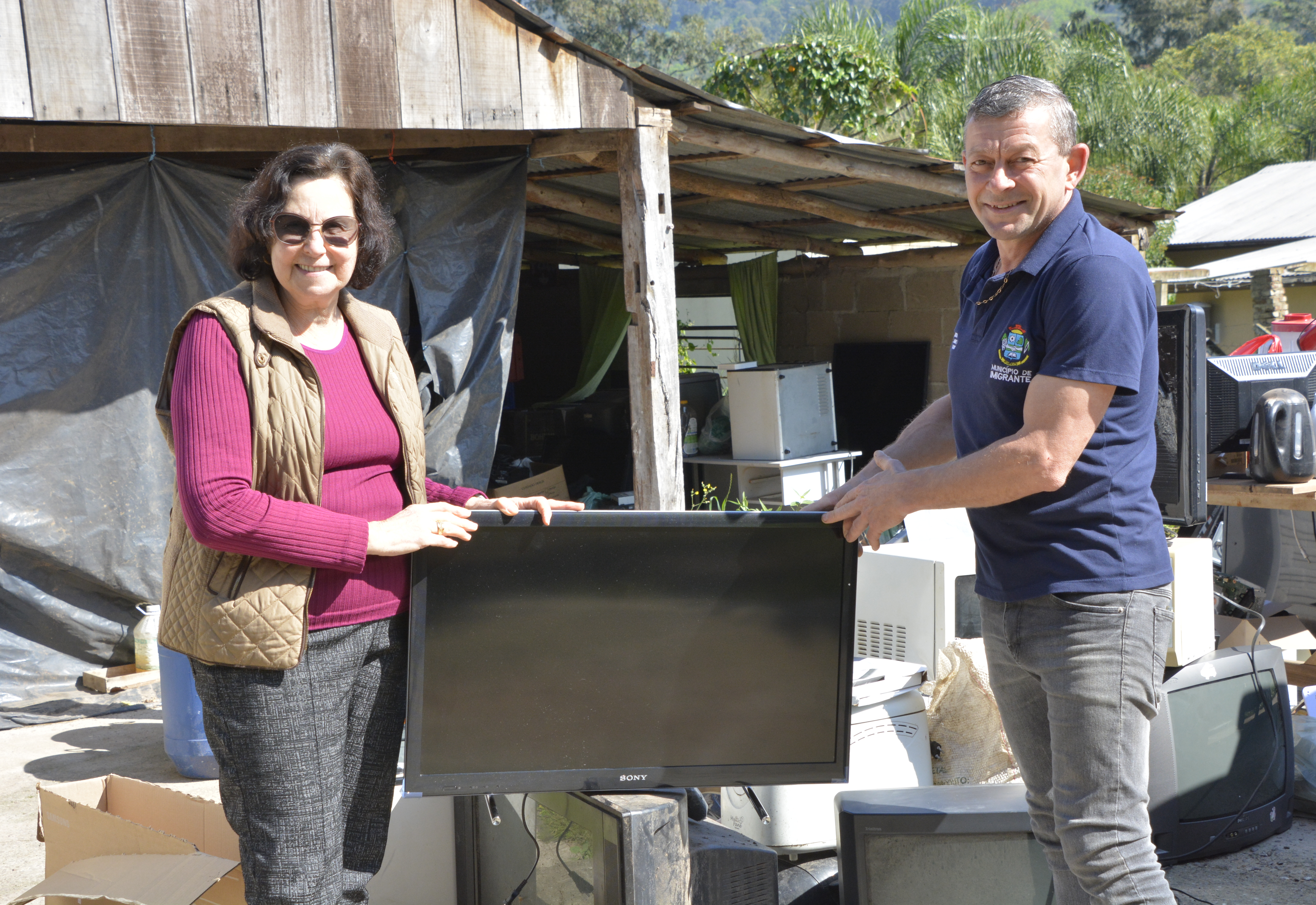 Imigrante recolhe 1,5 tonelada de lixo eletrônico e 150 litros de óleo de cozinha usado