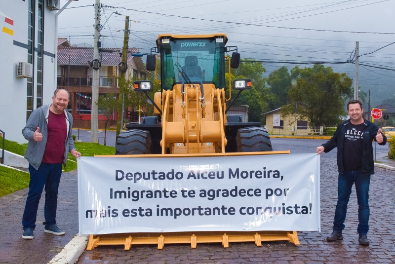 Município recebe pá carregadeira para a Agricultura