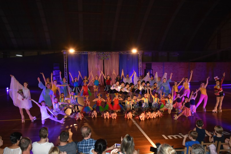 Show de patinação artística emociona público em Imigrante