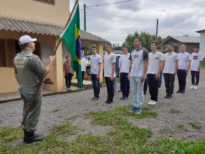 Jovens de Imigrante prestaram Juramento à Bandeira