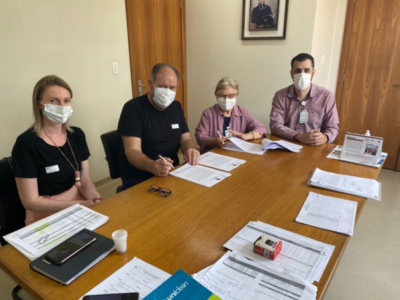 Imigrante assina contrato com o Hospital Estrela