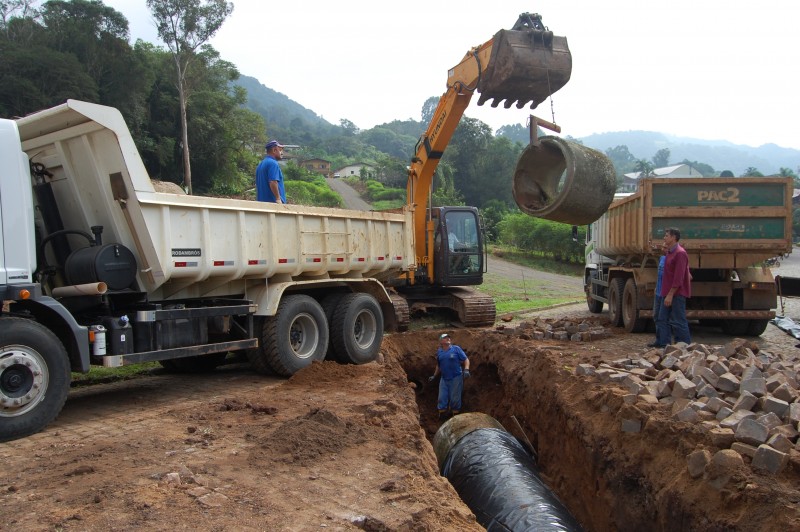 Tubulação pluvial é melhorada no bairro Daltro Filho