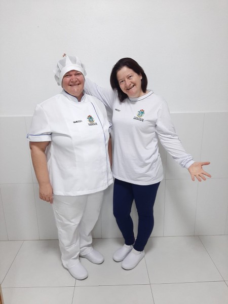 Merendeiras e serventes recebem uniformes