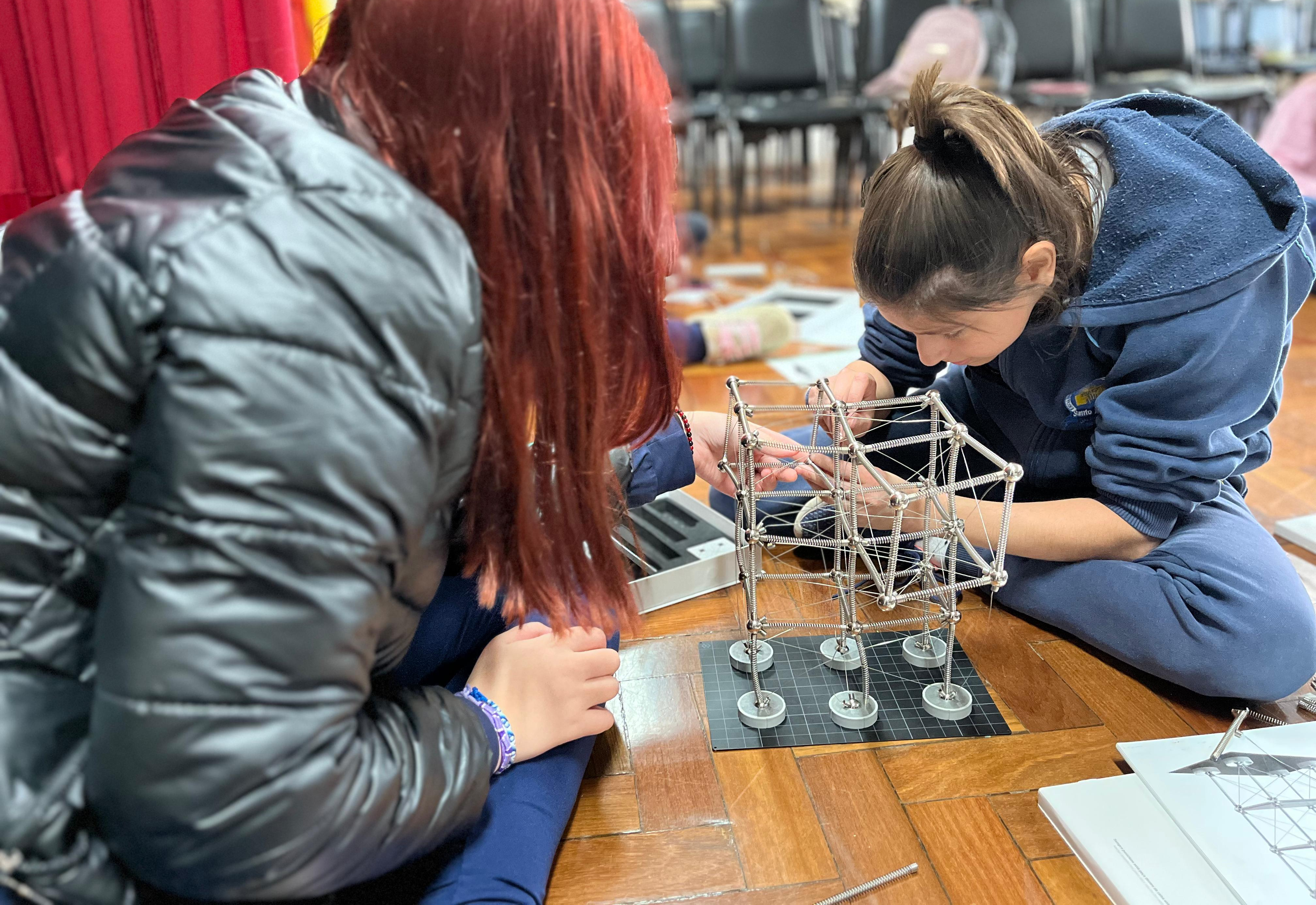 Projeto Criando Pontes da Univates leva conceitos de Engenharia para alunos do 7º ao 9º ano da EMEF Santo Antônio