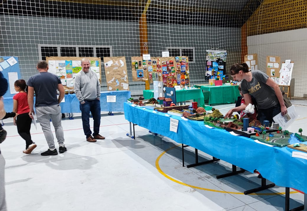 Famílias prestigiam Mostra de Trabalhos e entrega de boletins na EMEF Arco-Íris