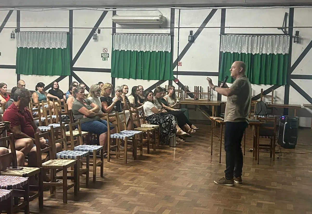 Imigrante promove palestra do Programa Vida + Viva para famílias de estudantes