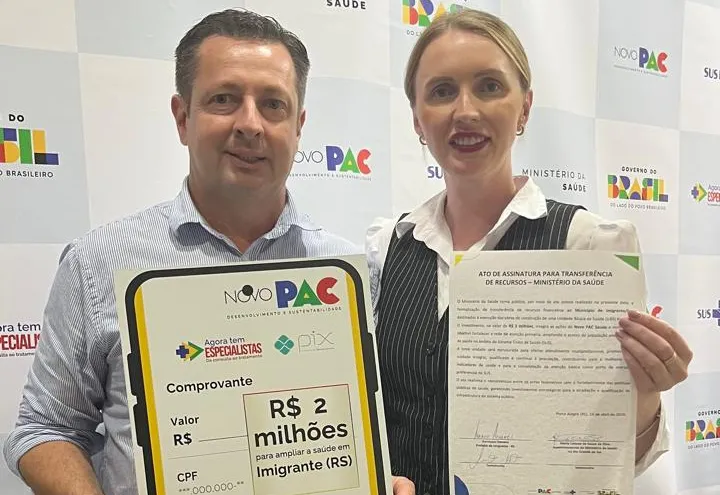 Imigrante assina ordem de transferência de recursos para a nova UBS