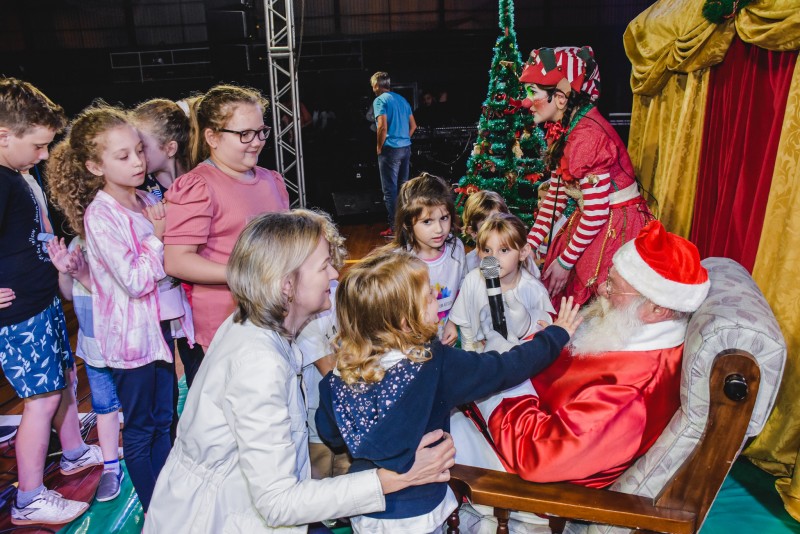 Celebração de Natal reúne dezenas de pessoas no Ginásio Municipal