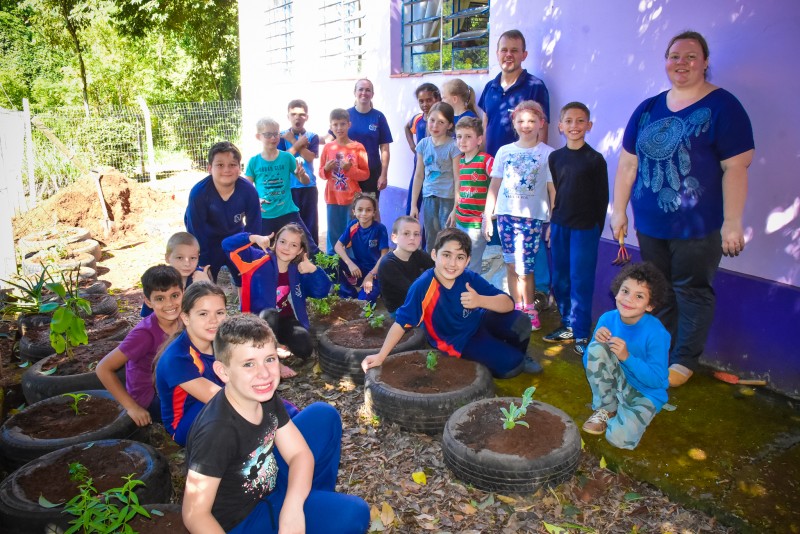 Alunos cultivam Horto de Plantas Bioativas no Centro Integrado