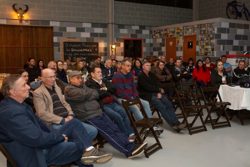 Empreendedores acompanham palestra sobre case de sucesso no turismo