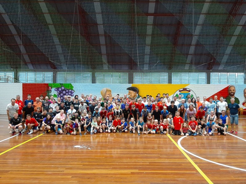 Escolinha de futebol encerra o ano com quase 150 participantes