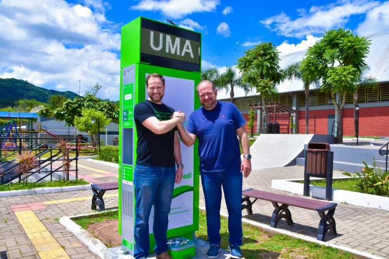 Sicredi instala totem de água quente e fria e dispensador para água para animais