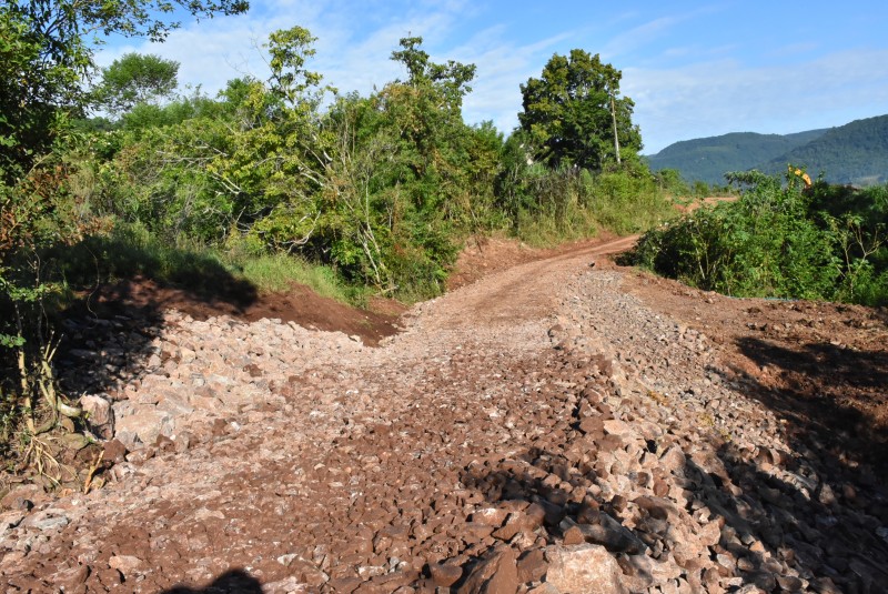 Reconstrução da estrada de Castro Alves está em fase de conclusão