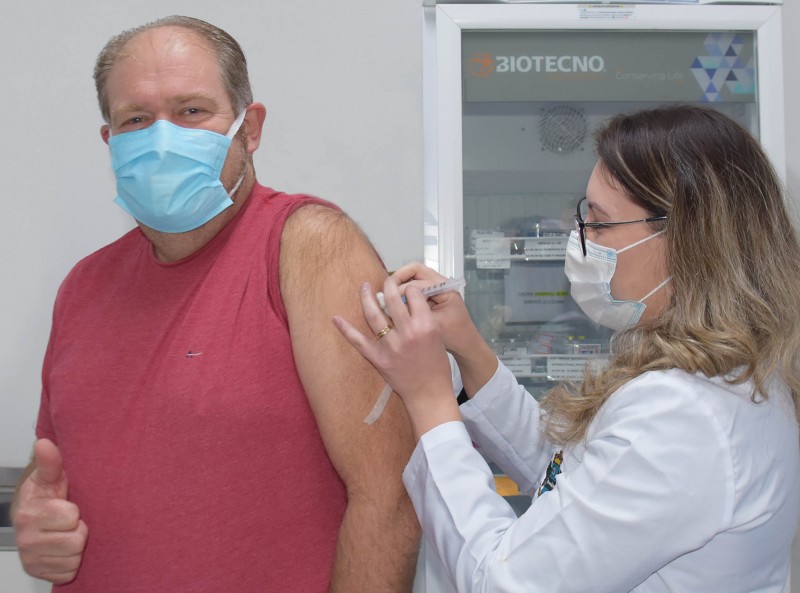 Prefeito Germano Stevens recebe primeira dose da vacina contra o Covid