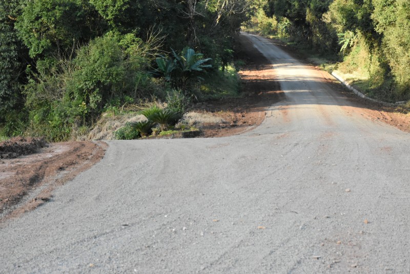 Secretaria de Obras recupera estradas em Vale da Harmonia