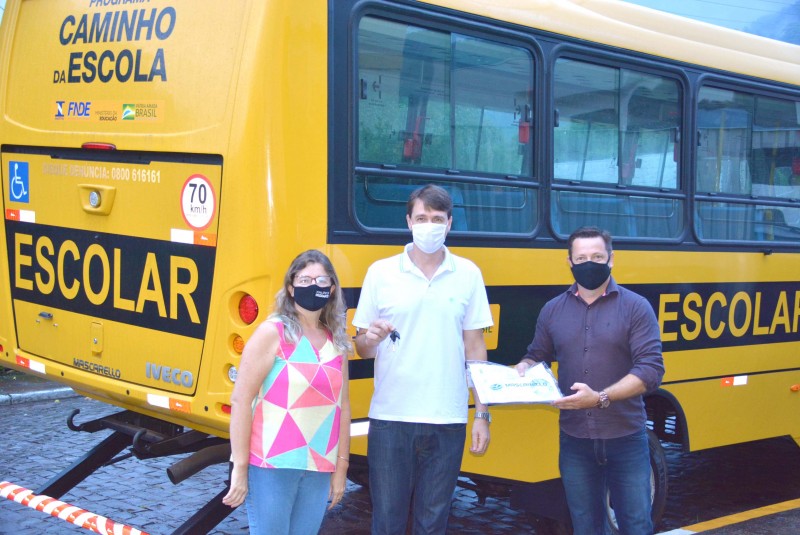 Imigrante recebe novo ônibus escolar